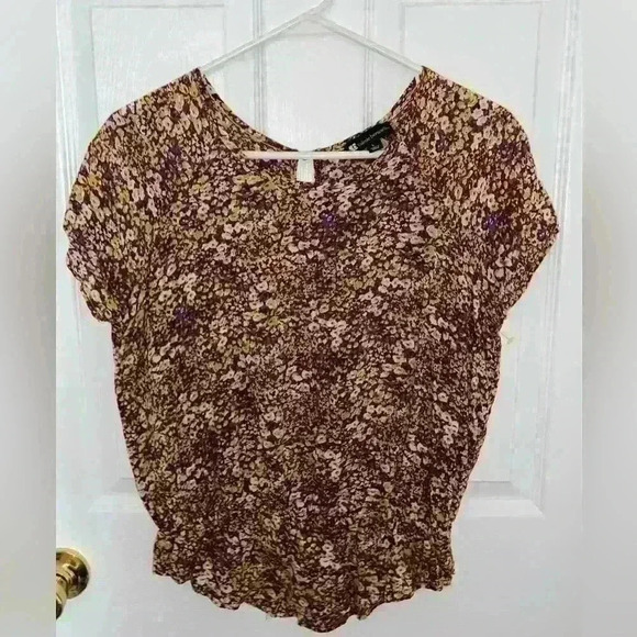 Valerie Bertinelli Tops - 💚 Lightweight Floral Short Sleeved Blouse